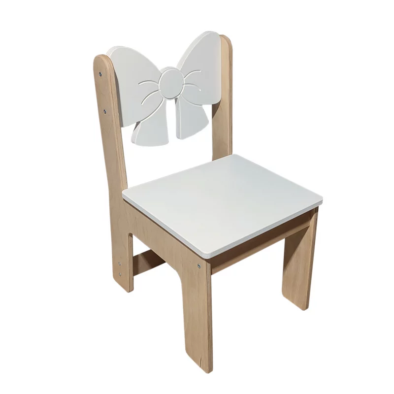 Білий дитячий стілець з дерева в інтер’єрі кімнати, вид спереду